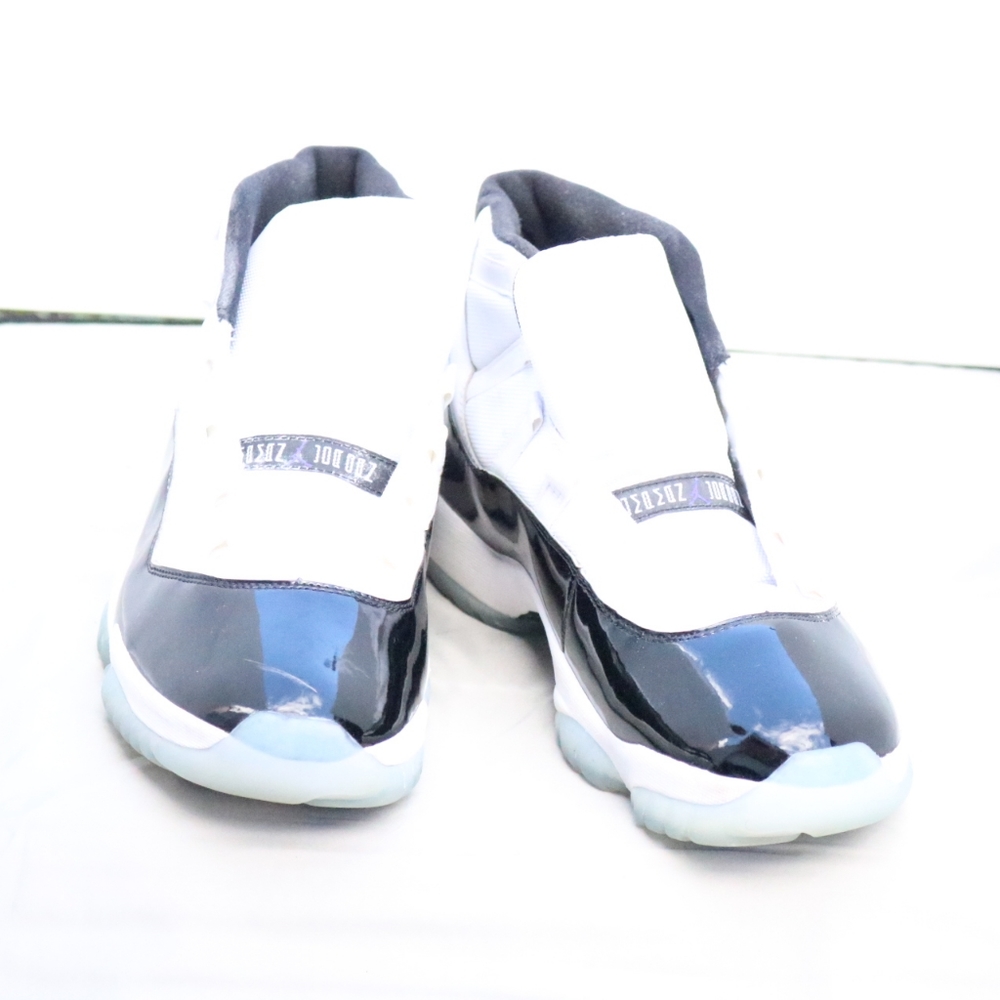 Beautiful Jordan retros black-and-white